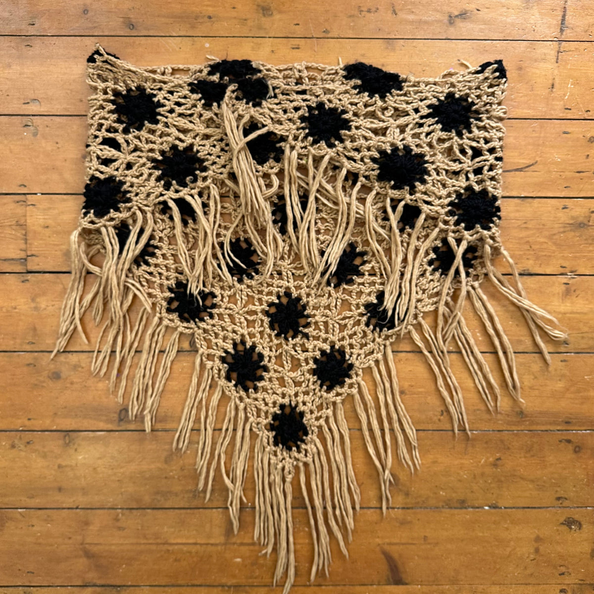 vintage 00s black and beige crochet shawl
