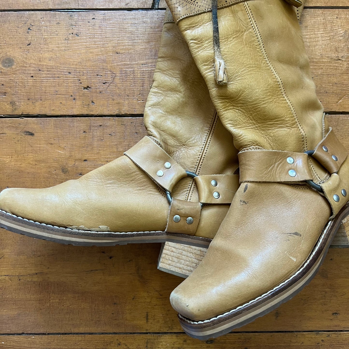 vintage 00s tan leather boots with silver ring