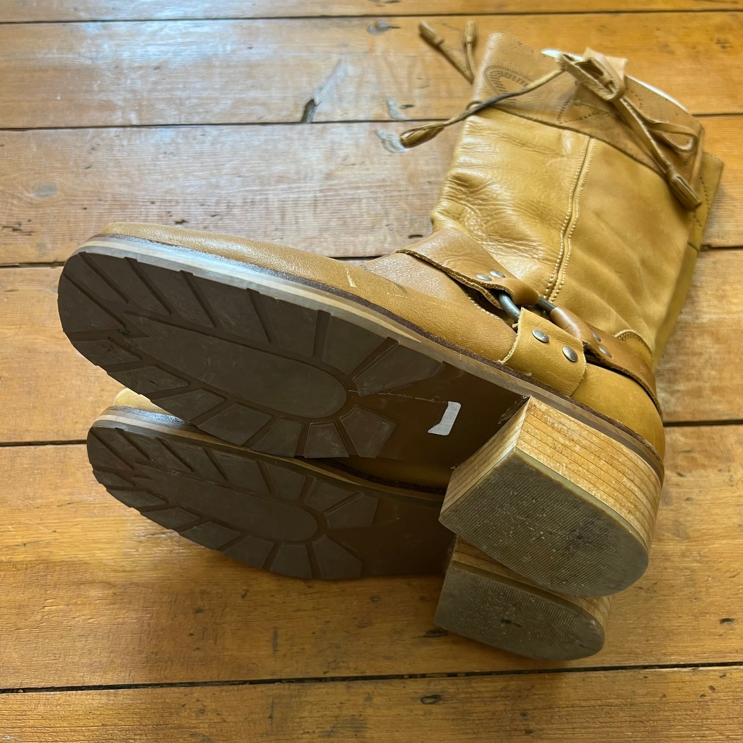 vintage 00s tan leather boots with silver ring