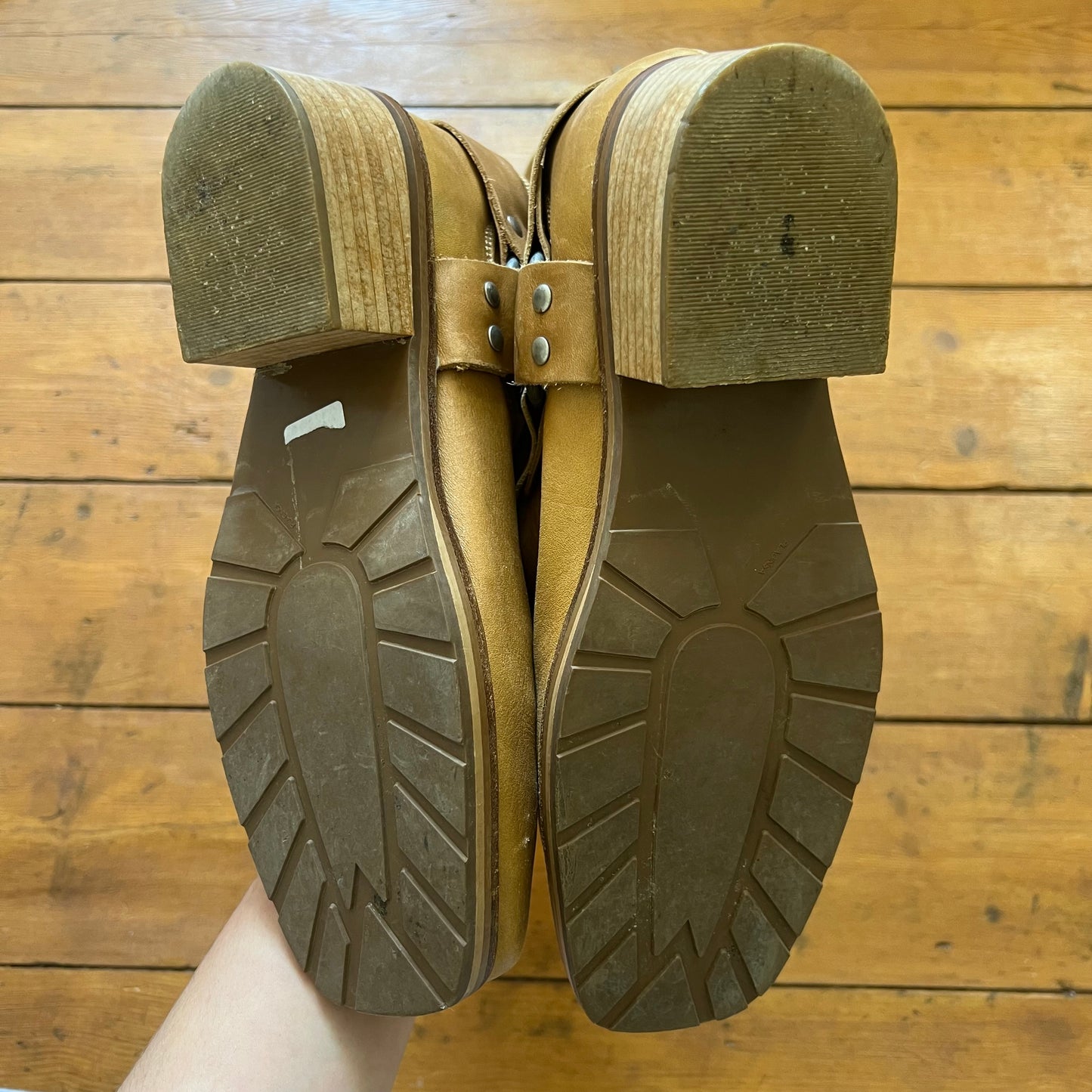 vintage 00s tan leather boots with silver ring
