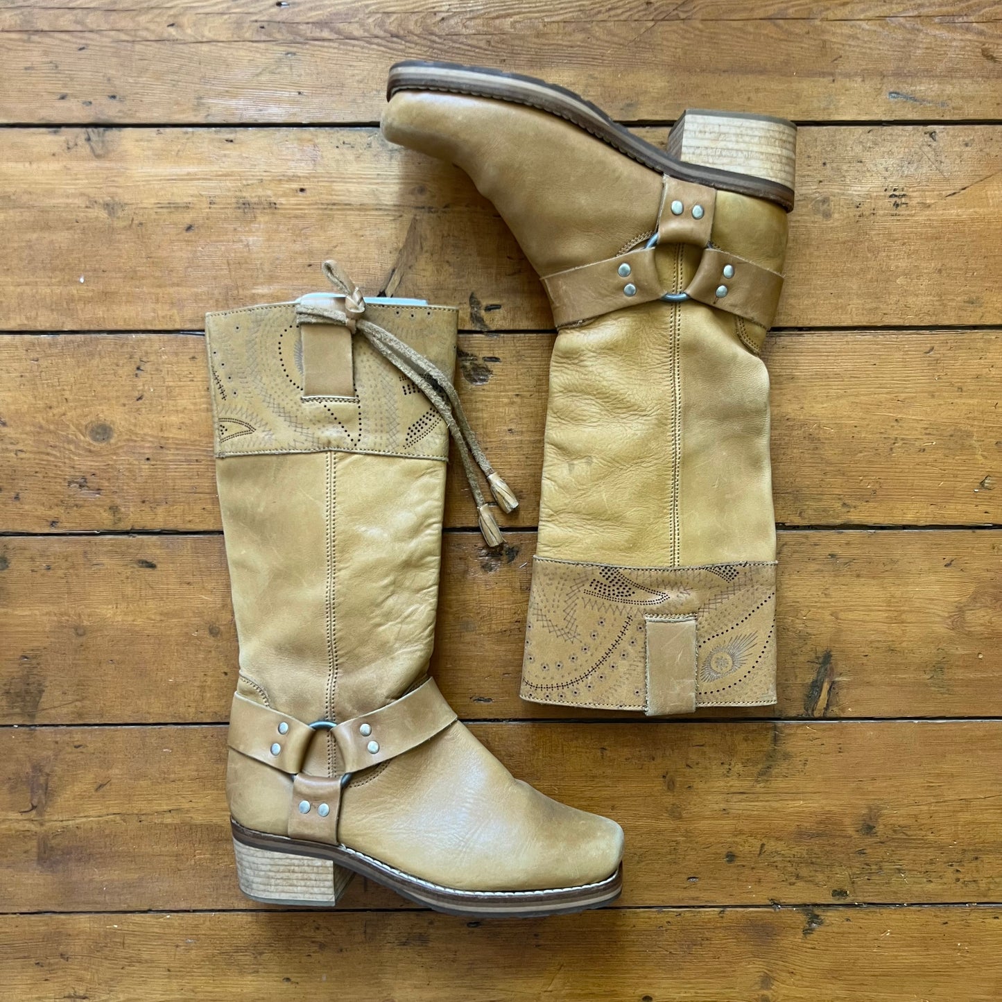 vintage 00s tan leather boots with silver ring