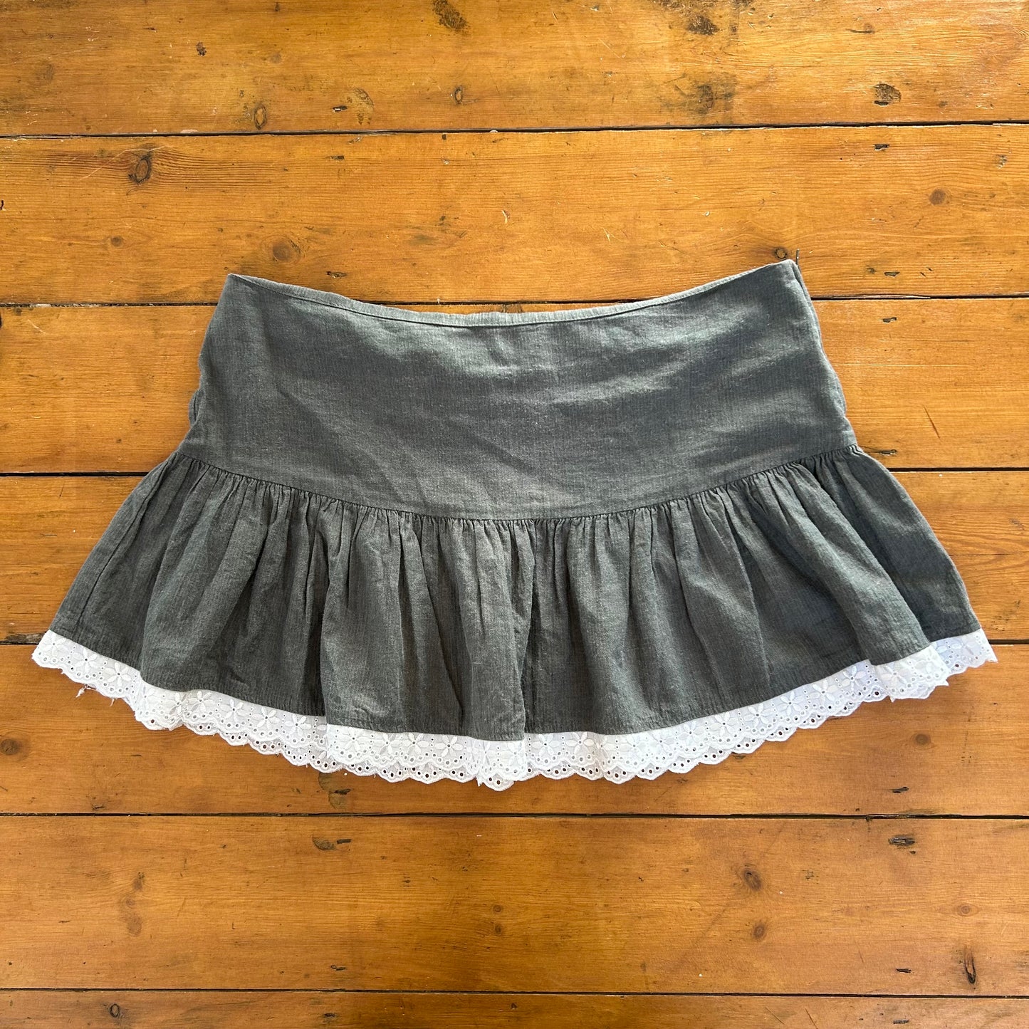 vintage 00s grey mini skirt with lace broderie trim