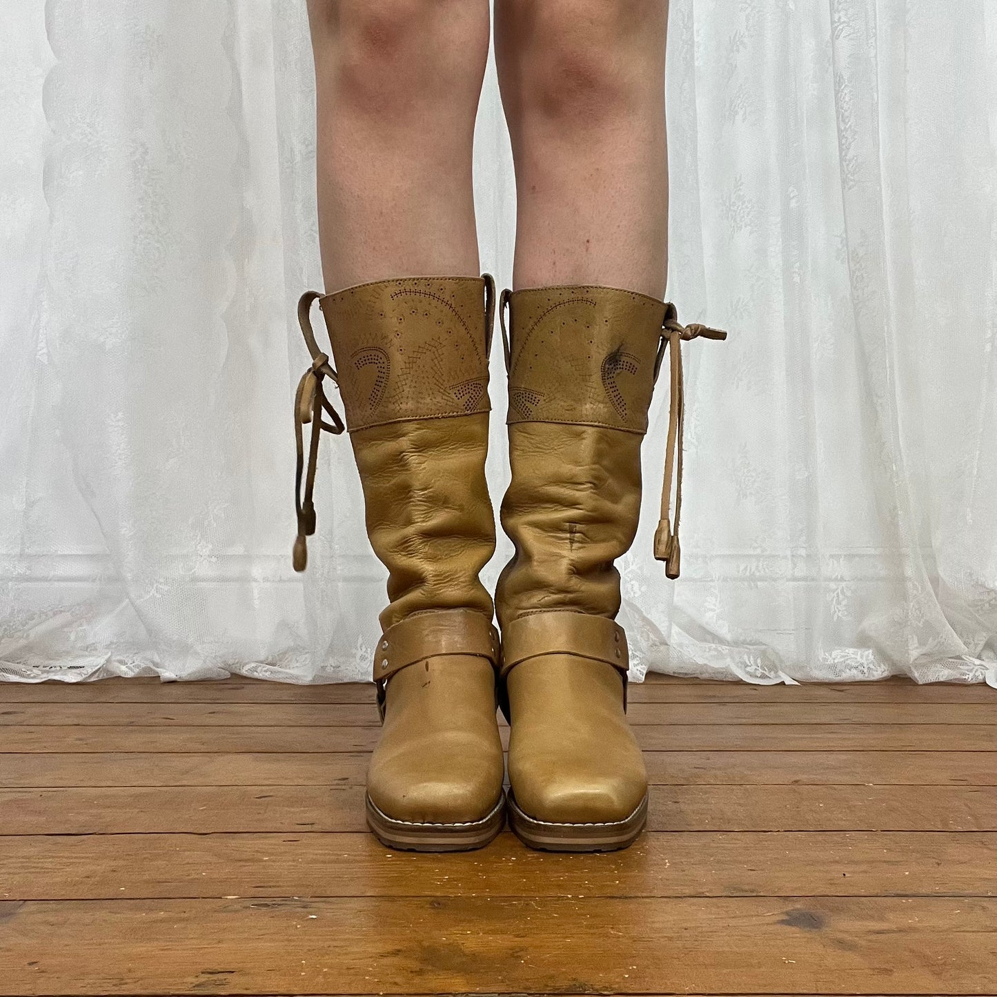 vintage 00s tan leather boots with silver ring