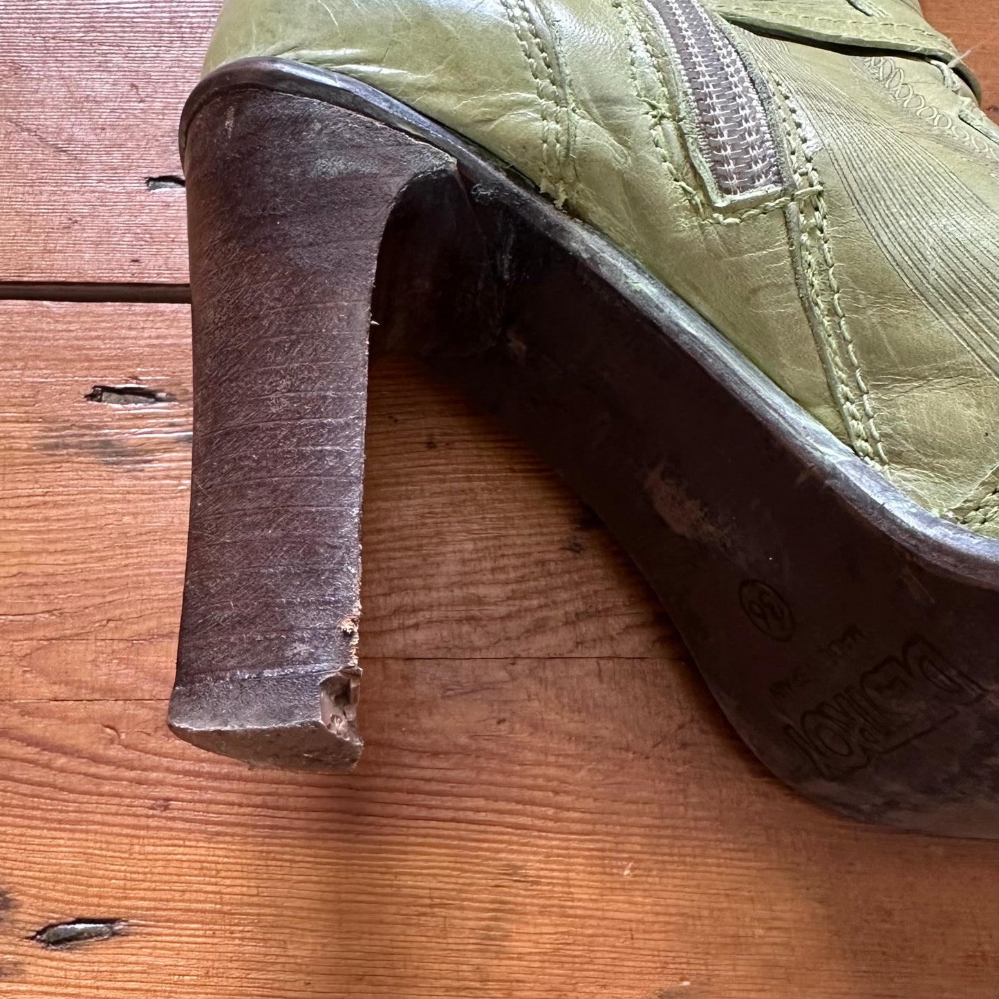 vintage 00s pale green leather destroy boots