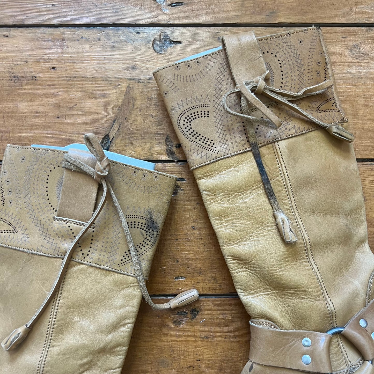 vintage 00s tan leather boots with silver ring