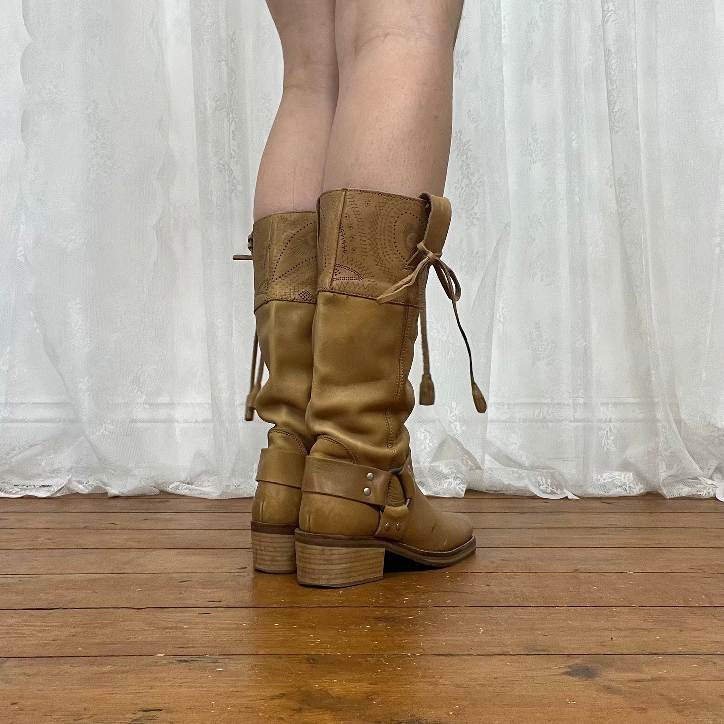vintage 00s tan leather boots with silver ring