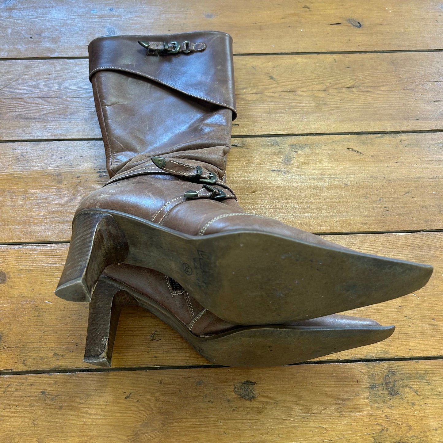 vintage 00s brown destroy boots