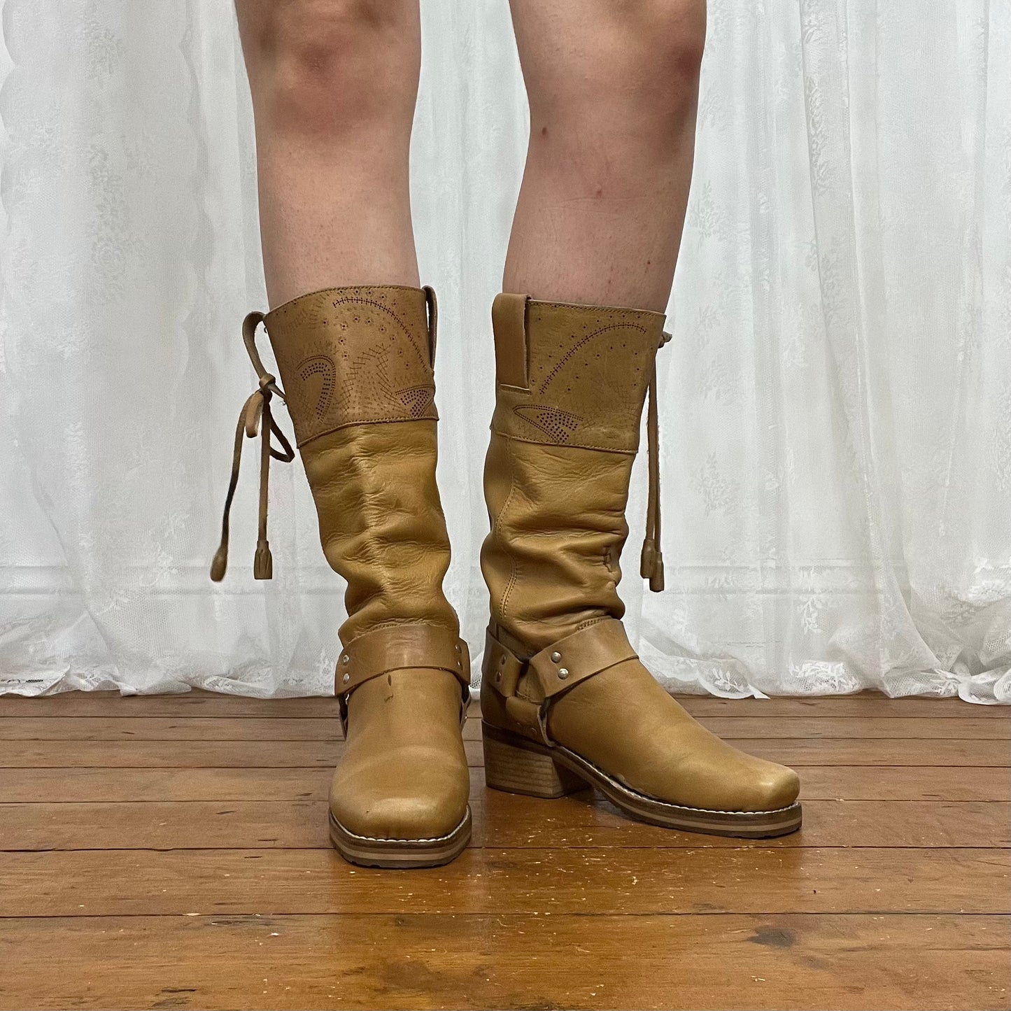 vintage 00s tan leather boots with silver ring