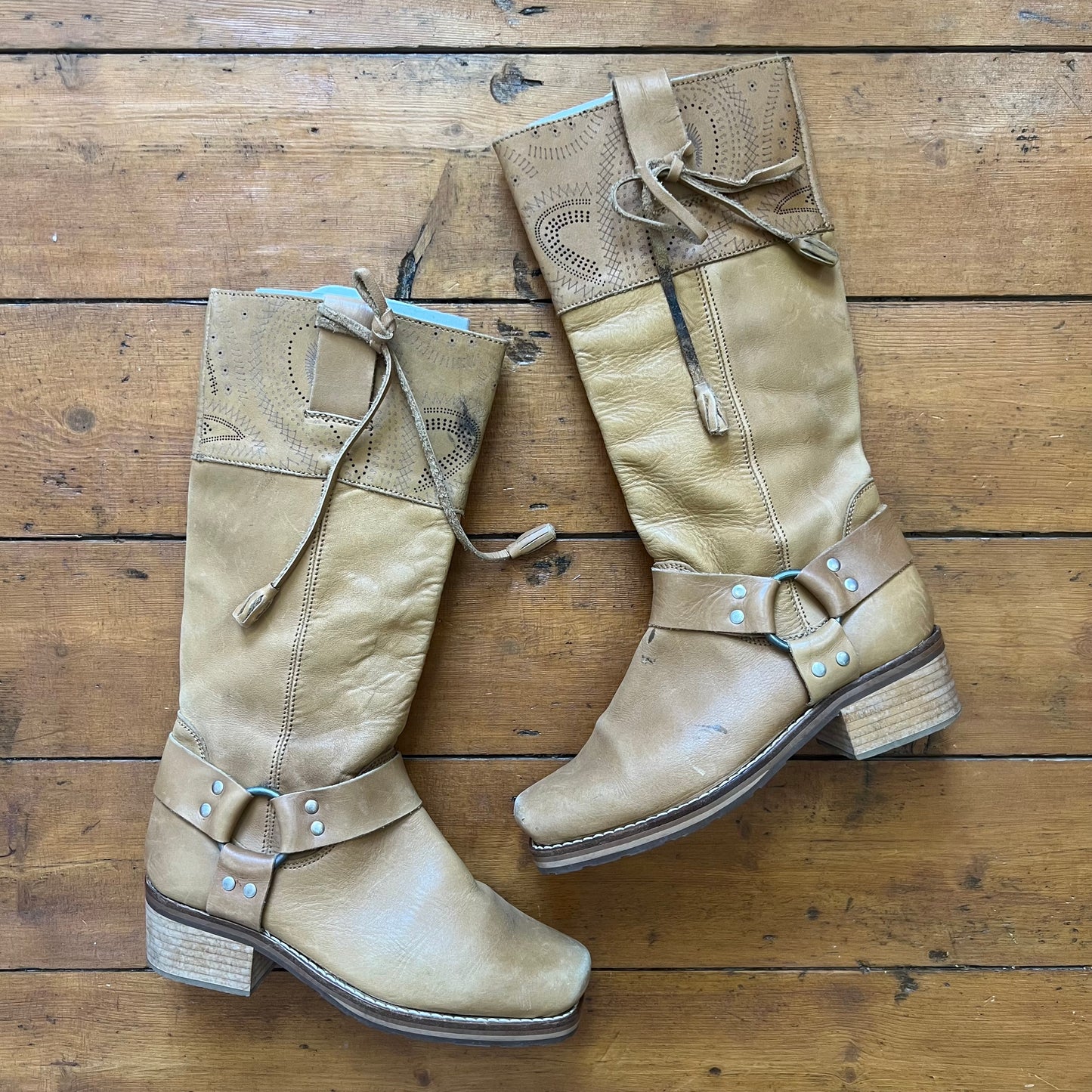 vintage 00s tan leather boots with silver ring