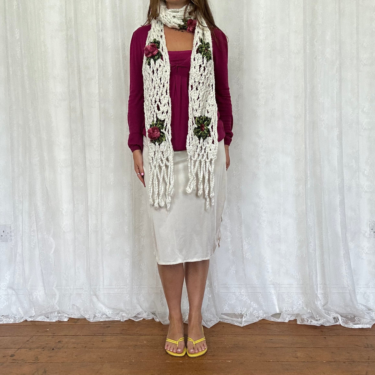 vintage 00s white knitted flower pattern scarf