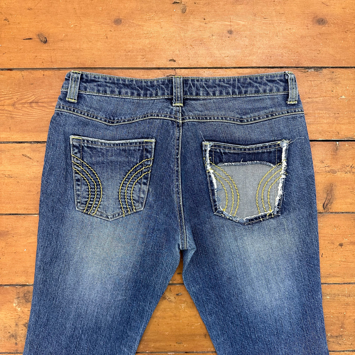 vintage 00s dark wash low rise bootleg jeans with back pocket embroidery