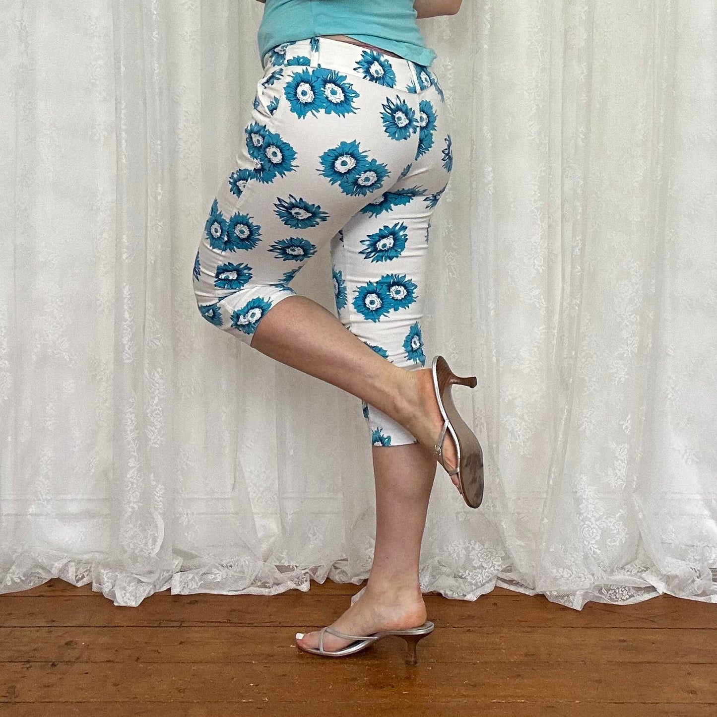 vintage 00s white and blue floral capri pants