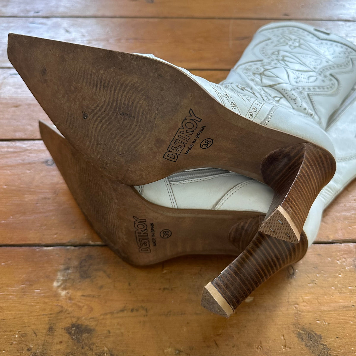 vintage 00s white cut out detail heeled destroy boots