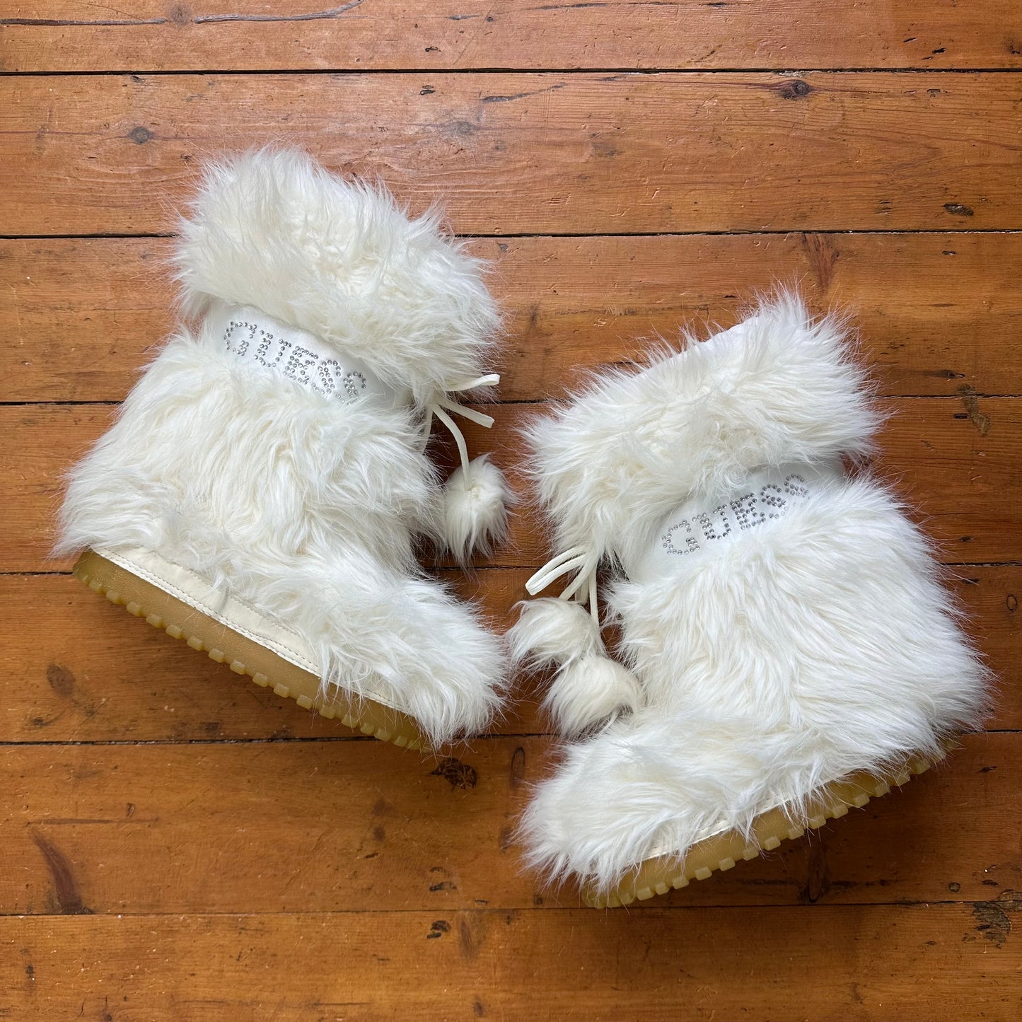 vintage 00s cream guess snow boots