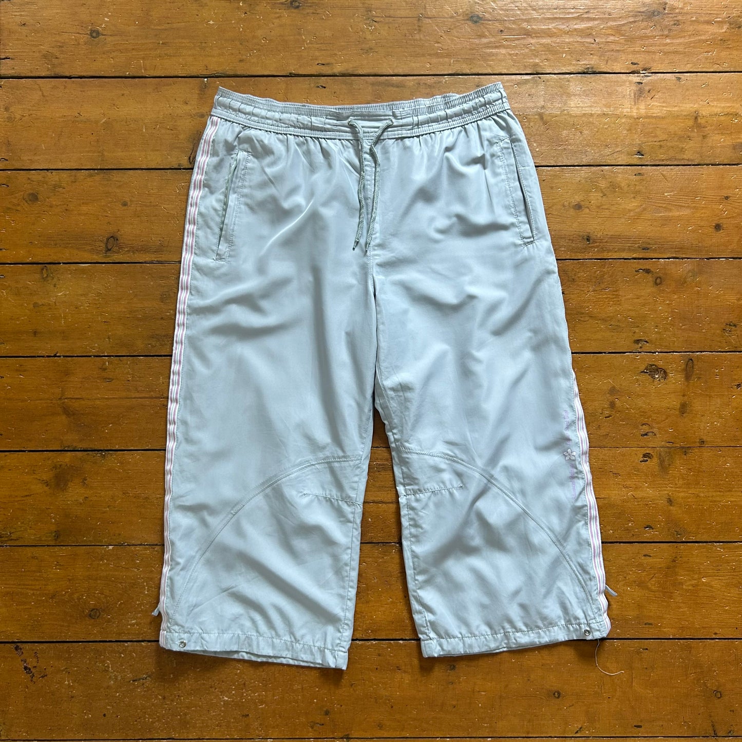 vintage 00s grey sporty capris with pink side stripe