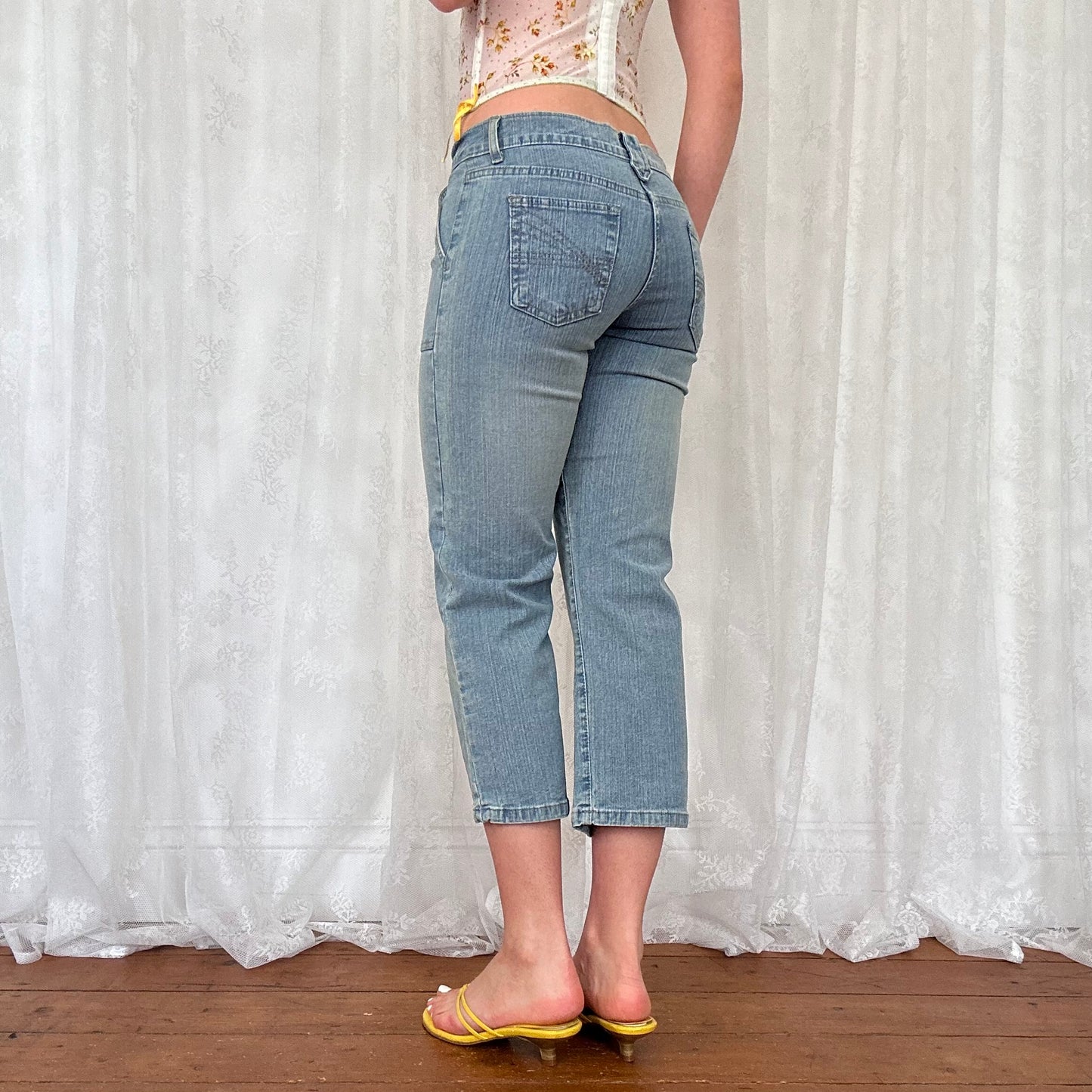 vintage 00s light wash denim capri pants