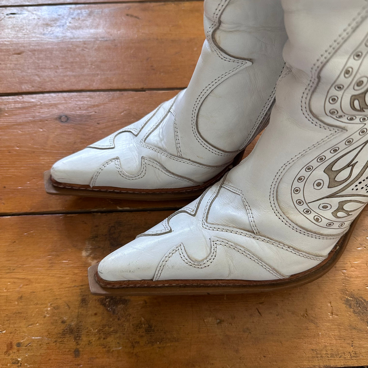 vintage 00s white cut out detail heeled destroy boots