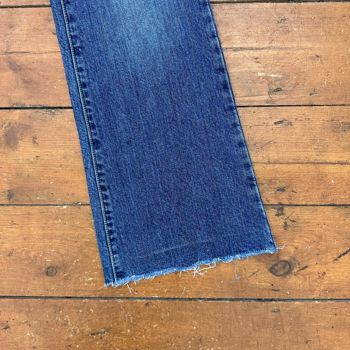 vintage 00s dark wash low rise bootleg jeans with back pocket embroidery