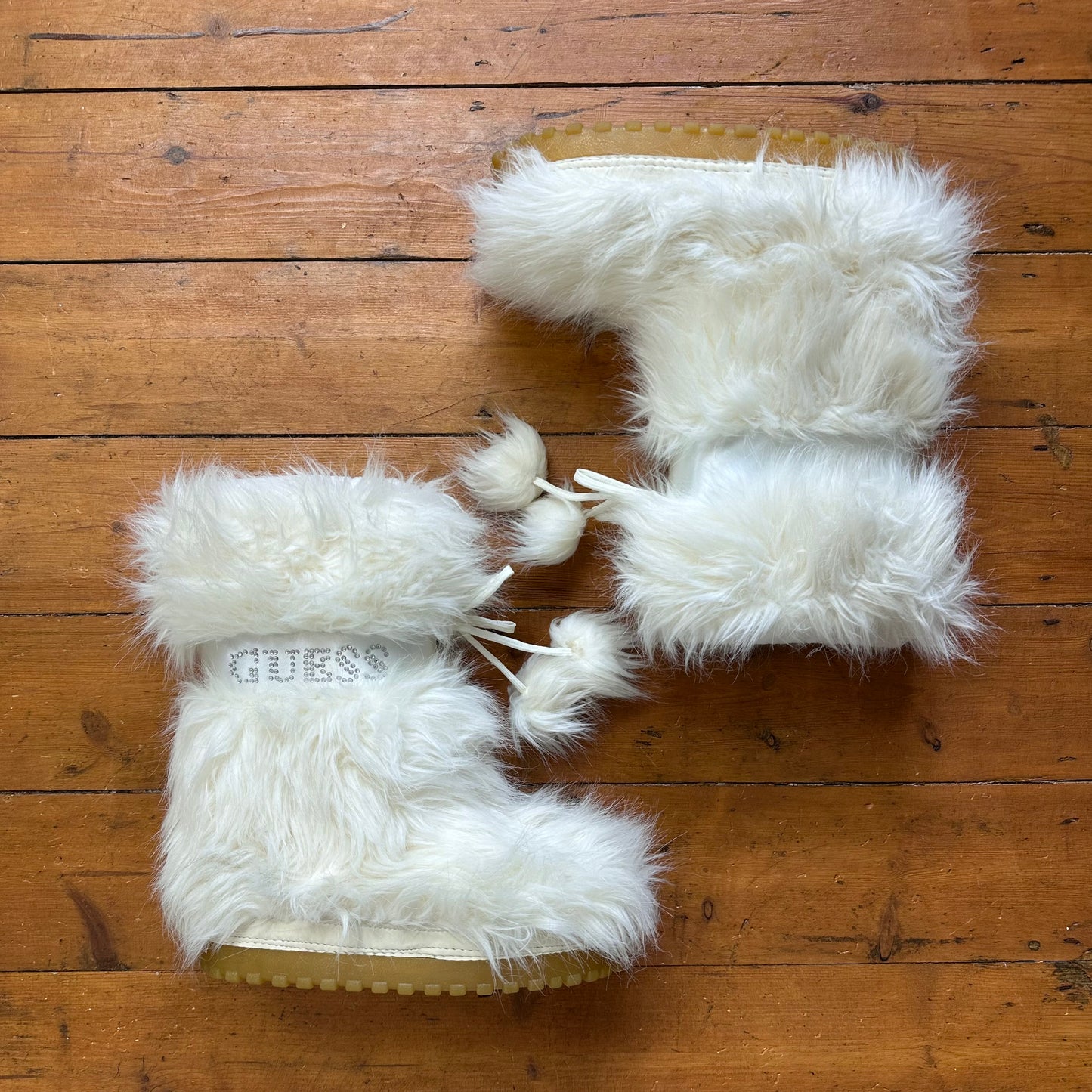 vintage 00s cream guess snow boots