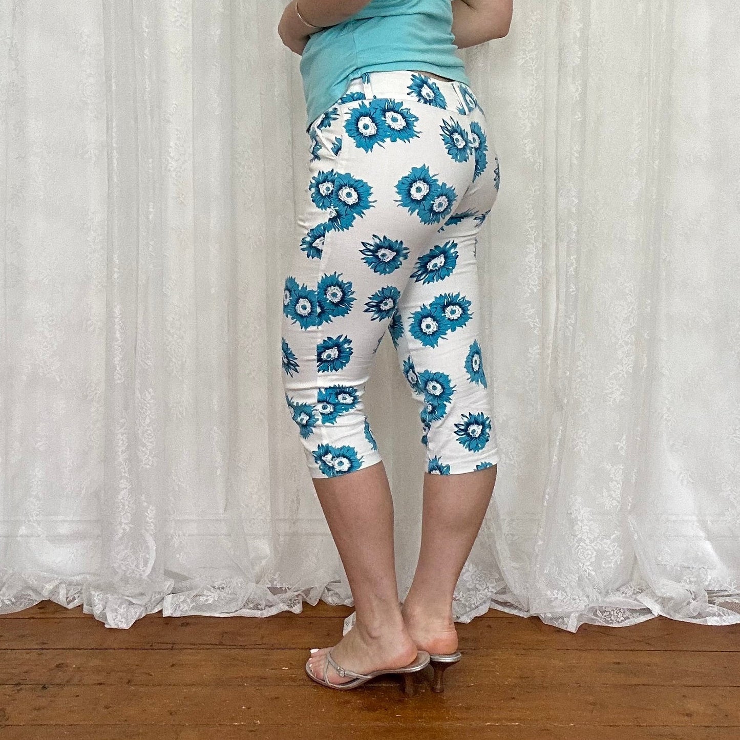 vintage 00s white and blue floral capri pants